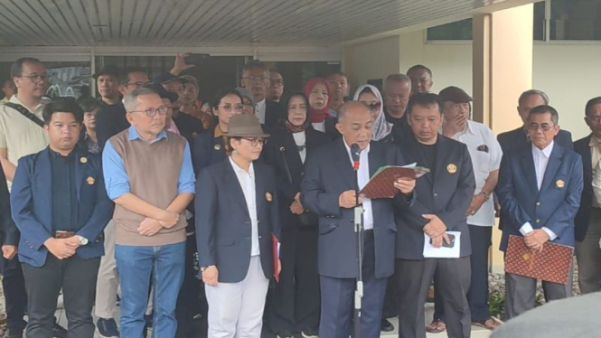 Guru Besar dan alumni Unpad ikut menyuarakan kritik Jokowi lewat petisi.