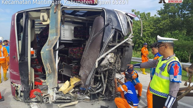 Kondisi bus rombongan kader Hanura yang terguling di Tol Ngawi. (Ditlantas Polda Jatim)