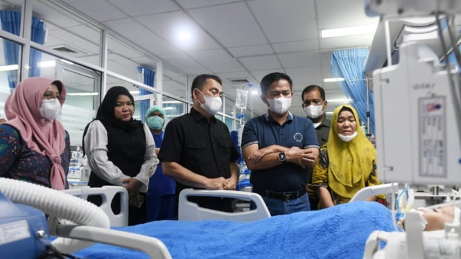 Pj Gubernur Sumut, Hassanudin Kunjungi Sakira Nayla Lubis di Rumah Sakit.(istimewa/VIVA)