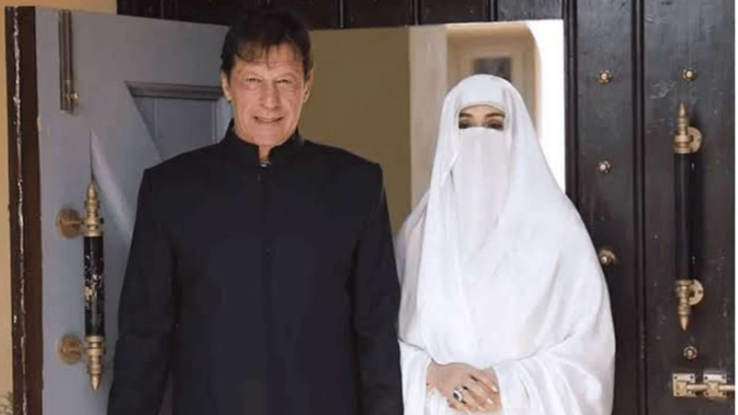 Mantan Perdana Menteri Pakistan Imran Khan dan istrinya Bushra Bibi