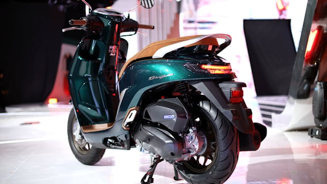 Adu Fitur dan Harga Skuter Matic Premium: Honda Stylo 160 vs Yamaha Grand Filano