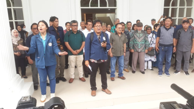 Pernyataan sikap akademisi Unair di Surabaya. (Mokhammad Dofir/Viva Jatim)