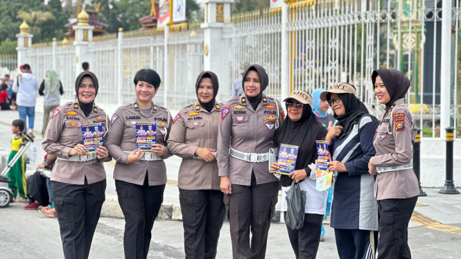 Polwan Ditlantas Polda Riau melaksanakan kegiatan cooling system Pemilu 2024