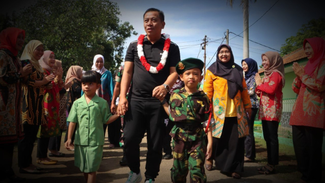 VIVA Militer: Haji Aep tiba di Markas Yonif Para Raider 305/Tengkorak, Kostrad.
