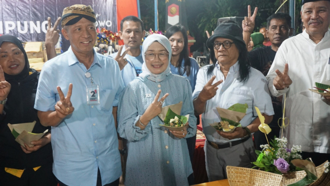 Wakil Ketua TKN Prabowo-Gibran, Condro Kirono bersama adik kandung Presiden Jokowi dan kakak ipar Presiden Jokowi.