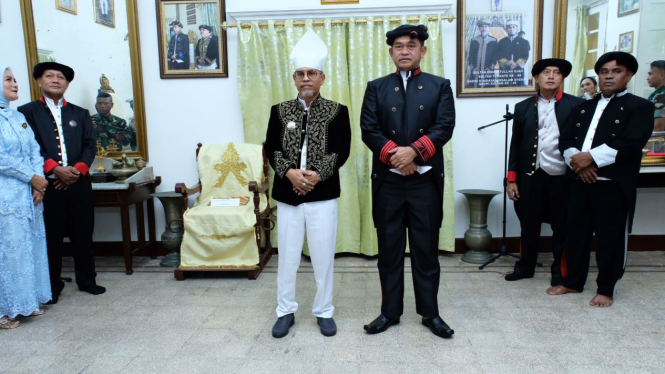 KSAD Jenderal TNI Maruli Simanjuntak menerima gelar dari Kesultanan Ternate