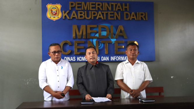 Sekda Kabupaten Dairi, Surung Carles Bantjin saat memberikan keterangan pers terkait pencopotan bendera PDI-P.(dok Pemkab Dairi)