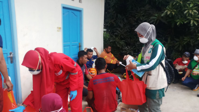 Pembagian masker oleh PMI bagi korban dampak kebocoran gas di Tangerang