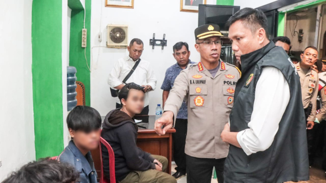 Kapolres Metro Jakarta Timur Kombes Pol Nicolas Ary Lilipaly saat mengamankan empat orang diduga provokator aksi tawuran di TPU Prumpung, Jakarta Timur (sumber: Istimewa)
