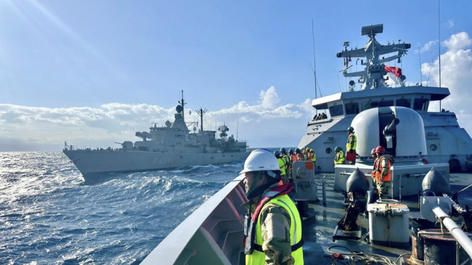 VIVA Militer: KRI Diponegoro-365 bertemu kapal perang Yunani di Laut Mediterania