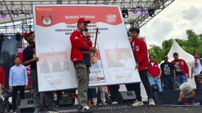 Ketua Umum Partai Solidaritas Indonesia (PSI) Kaesang Pangarep mencontohkan cara mencoblos surat suara di hadapan para pendukung di Wonogiri, Jawa Tengah, Selasa, 6 Februari 2024.