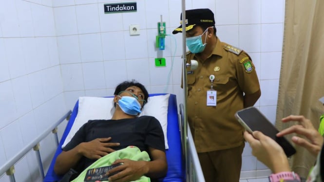 Pj Wali Kota Tangerang melakukan pengecekan kondisi korban kebocoran pabrik es di Tangerang