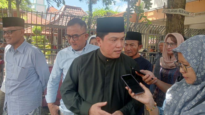Menteri BUMN Erick Thohir saat di makam Kiai Haji Hasyim Asy'ari di Tebuireng Jombang. 