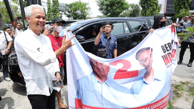 Momen Ganjar Pranowo Ajak Makan Dua Orang Pendukung Prabowo-Gibran