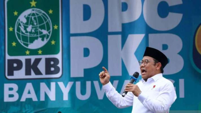 Calon wakil presiden nomor urut 1 Muhaimin Iskandar menyampaikan orasi politik di hadapan pendukungnya pada kampanye akbar Partai Kebangkitan Bangsa (PKB) di Lapangan Lugjag, Banyuwangi, Jawa Timur, Selasa, 6 Februari 2024.