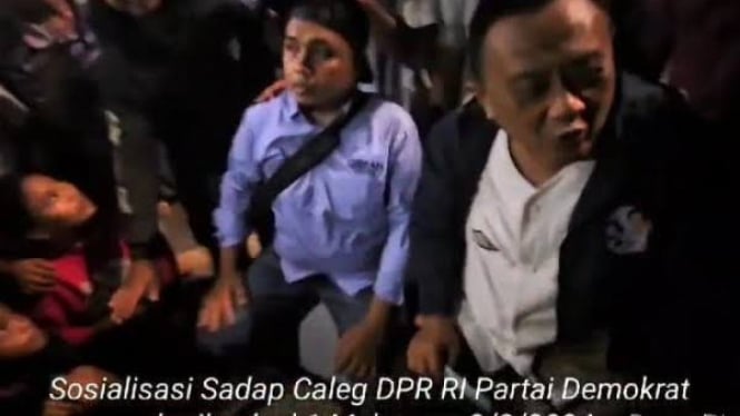 Tangkapan layar video viral Caleg Demokrat, Sadap bagi bagi uang di Makassar. (Foto: Istimewa).