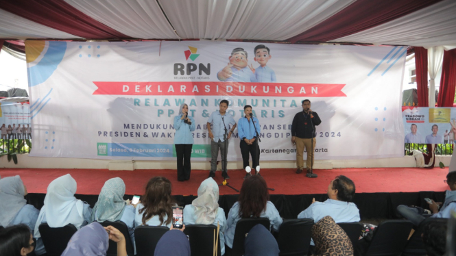 Wakil Ketua TKN Prabowo-Gibran, Habiburokhman (tengah) saat menerima deklarasi dukungan dari Relawan Pelopor Pemimpin Nusantara (PPN) dan Relawan PPAT Notaris di Jalan Kertanegara IV, Jakarta Selatan, Selasa, 6 Februari 2024
