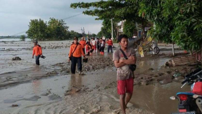 Petugas PLN Amankan Jaringan Listrik di Lokasi Banjir Gubug Grobogan, Jateng