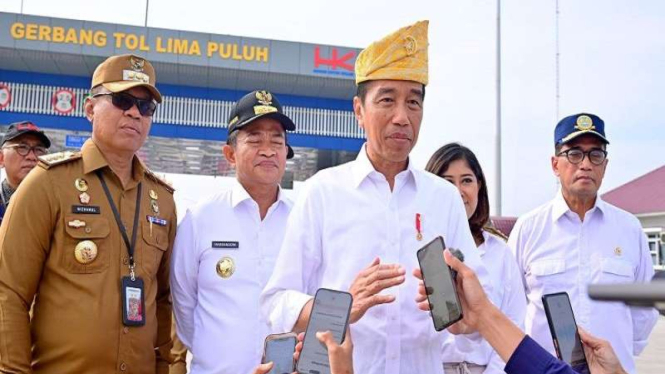 Presiden Joko Widodo (Jokowi) di Gerbang Tol Limapuluh, Kabupaten Batubara Sumut