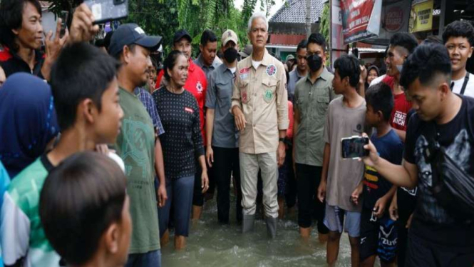 Capres nomor urut 3 Ganjar Pranowo tengok korban banjir di Grobogan, Jateng.