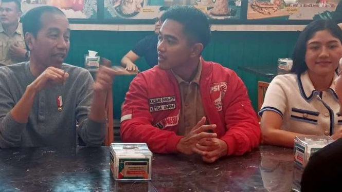 Ketua Umum Partai Solidaritas Indonesia (PSI) Kaesang Pangarep saat makan malam 