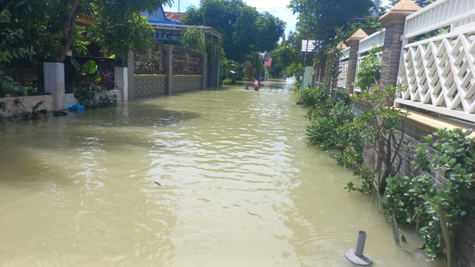 Pemukiman warga terendam banjir akibat tanggul Sungai Plalangan di Lamongan. (Imron Saputra/Viva Jatim)