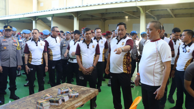 Kapolda Aceh mengecek perlengkapan personel untuk pelaksanaan Pemilu 2024. (Ist)