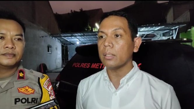 Kasat Reskrim Polres Metro Depok Kompol Suardi Jumaing usai olah TKP penemuan mayat dalam kamar kos