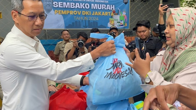 Penjabat (Pj) Gubernur DKI Jakarta, Heru Budi Hartono Bagi-bagi Bansos dengan Tas Warna Biru Langit