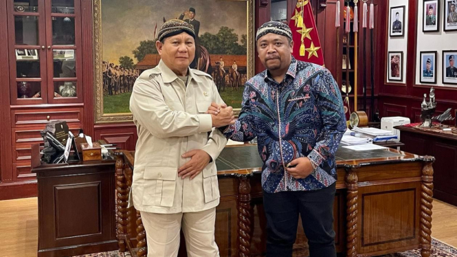 Pencipta lagu Yo Musti Menang, Abah Lala berpose bersama Prabowo Subianto