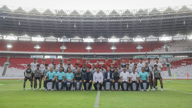 Prabowo Subianto bersama pemain sepak bola dan para petinggi