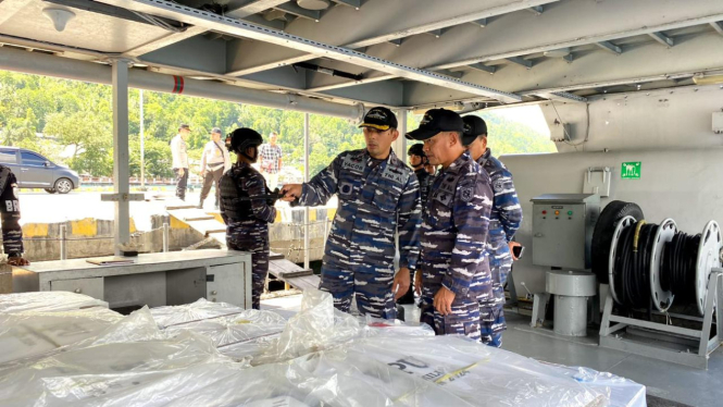 VIVA Militer: Prajurit TNI AL distribusikan kotak suara ke Pulau Terdepan