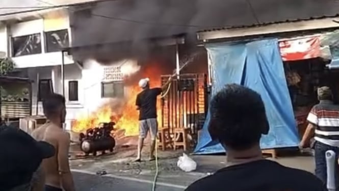Kebakaran sebuah bengkel yang terjadi di kawasan Matraman Jakarta Timur, Jumat 9 Februari 2024.