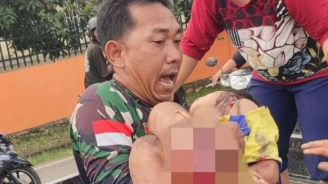 VIVA Militer: Anggota Babinsa Koptu Melion evakuasi korban kecelakaan kereta api
