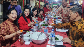 Meriah! Tradisi Makan Sepanjang 200 Meter Sambut Imlek di Pecinan Semarang