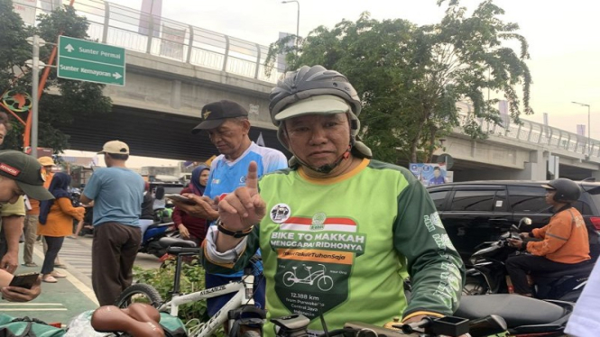 Nasrullah Ali, naik sepeda dari Purwokerto untuk ikut kampanye akbar AMIN di JIS