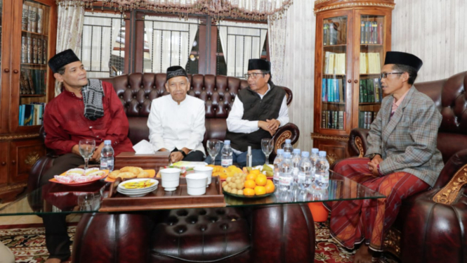 Cawapres nomor urut tiga Mahfud MD mengunjungi ponpes Al-Hasaniyyah di Sukabumi