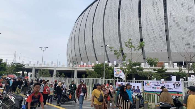 Ribuan warga sudah tiba di Jakarta International Stadium untuk mengikuti "Kumpul Akbar Ber1 Berani Berubah" di Jakarta, Jumat, 9 Februari 2024.