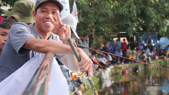 Warga ikuti Mancing Gemoy di Setu Gede Kota Bogor. Muhammad AR/VIVA