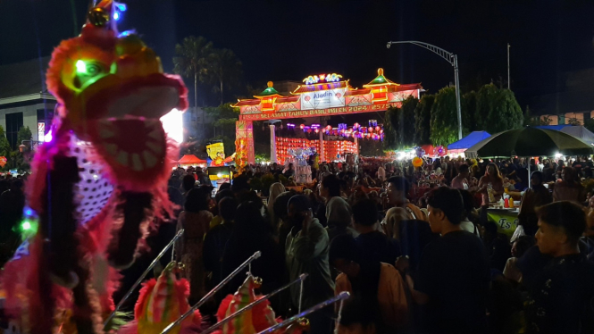 Ribuan orang menghadiri perayaan Tahun Baru Imlek di Solo