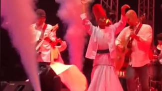 Viral, Momen Penari Sufi Dewa 19 Terlilit Kabel Gitar Ahmad Dhani