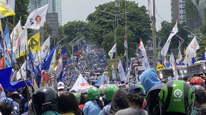 Ribuan orang dari berbagai daerah terlihat antusias datang ke Gelora Bung Karno untuk hadiri kampanye akbar, pasangan Capres, Prabowo- Gibran yang akan di selenggarakan hari ini, Sabtu 10 Febuari 2024.
