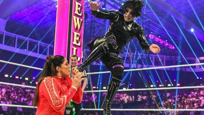Pegulat wanita WWE tampil tertutup di Arab Saudi
