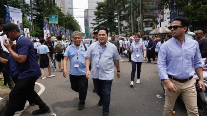 Erick Thohir jalan kaki menuju GBK karena ramainya massa pendukung Prabowo-Gibra