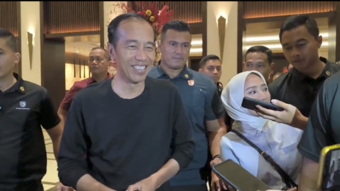 Presiden RI Joko Widodo (Jokowi) menyambangi Hotel Fairmont, Jakarta Pusat usai kampanye akbar pasangan capres-cawapres nomor urut dua, Prabowo Subianto dan Gibran Rakabuming Raka di SUGBK pada Sabtu, 10 Februari 2024 malam
