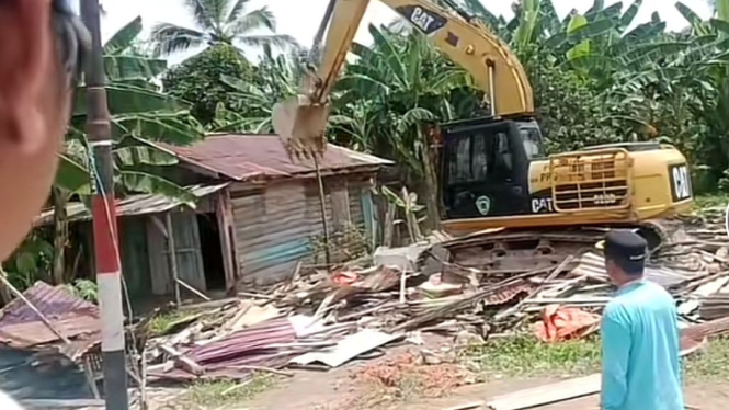 Proses penghancuran rumah JND yang merupakan  pembunuh keji di PPU yang masih berusia 17 tahun.