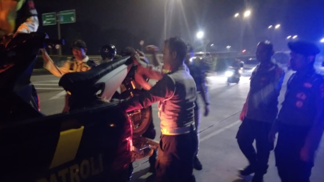 Pengamanan sekelompok remaja di Tangerang Selatan oleh petugas kepolisian