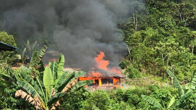 Kantor distrik Bayabiru yang dibakar massa