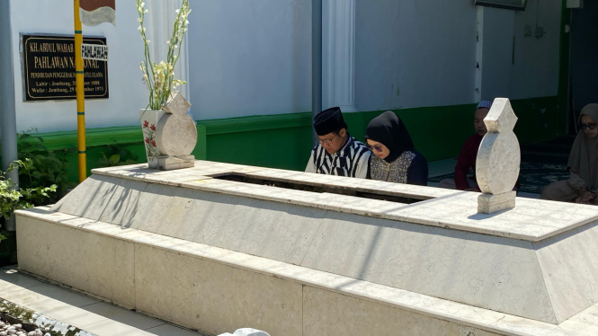 Cak Imin dan istri melakukan ziarah makam ke pemakaman Gus Wahab pendiri NU di Jombang, Jawa Timur