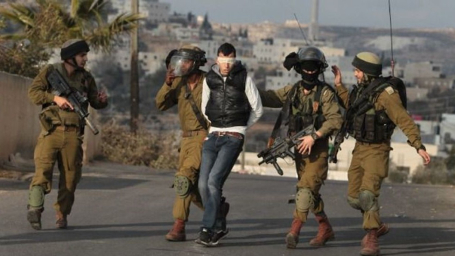 VIVA Militer: Tentara Israel menangkap pemuda Palestina